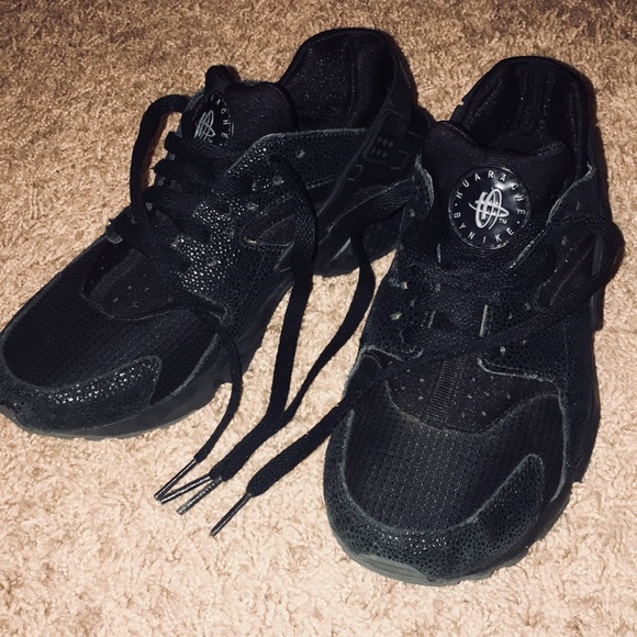 black huaraches size 4.5